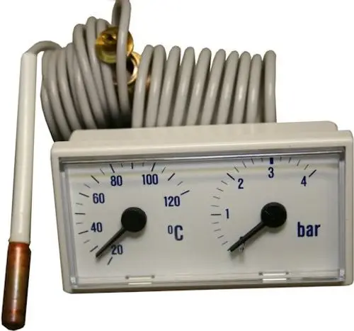 BOSCH Thermomanometer mit einer Anzeige für Temperatur in Grad Celsius und Druck in Bar. Der Sensor ist mit einem langen Kabel verbunden.